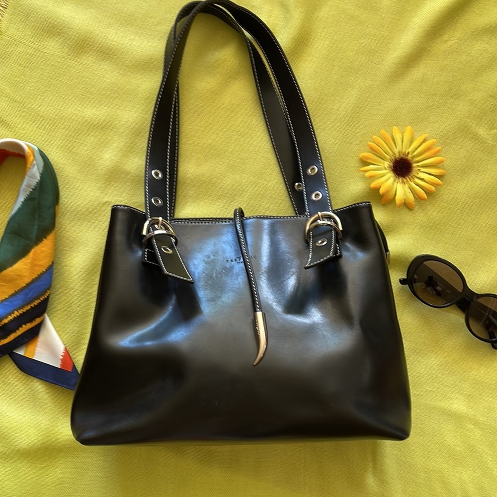 🌺 FREDERIC PARIS; Beautiful Black Leather Medium-Sized Handbag in GREAT Shape!!